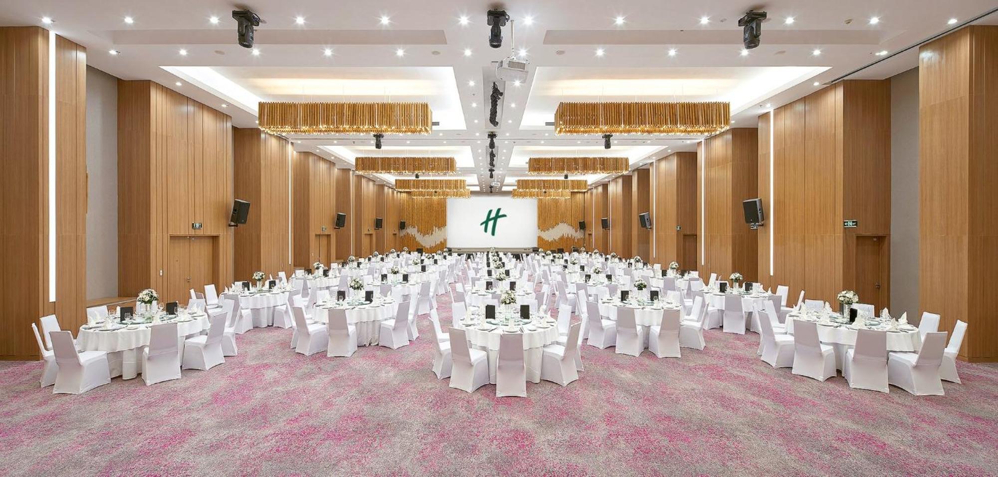 Hotel & Saigon Airport By Ihg 5*